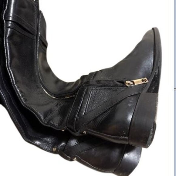 TORY BURCH Black Leather Riding Boot Size 8
Good condition-offers accepted - Picture 2 of 6